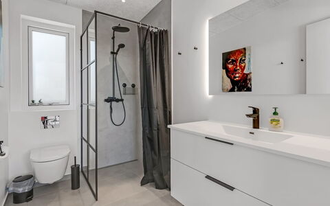 Hubertina - 900M from the Sea: Gulvbelægning, Etage, Indretning, Sanitærarmatur, Badeværelsesskab, Loft, Vvs, Flise, Hjem, Badeværelse