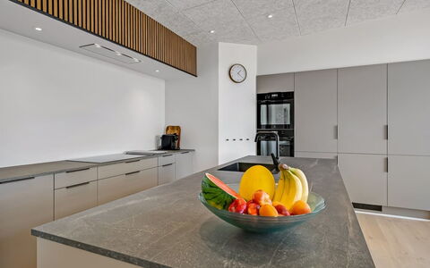 Hubertina - 900M from the Sea: Køkken, Gulvbelægning, Indretning, Countertop, Træ, Loft, Etage, Cabinetry, Køkken Apparat, Møbel