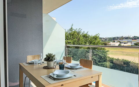 Sonnige Ferien: Møbel, Indretning, Etage, Gulvbelægning, Stol, Køkken & Spisebord, Lejlighed, Glas, Skygge, Altan