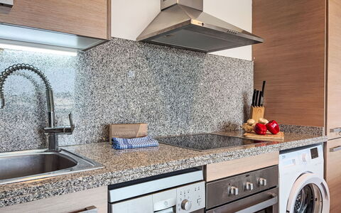 Sonnige Ferien: Køkken, Countertop, Indretning, Gulvbelægning, Køkken Apparat, Større Bandage, Tap, Cabinetry, Granit, Sanitærarmatur