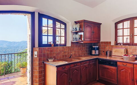 Balcon D'Azur: Træ, Køkken, Møbel, Cabinetry, Gulvbelægning, Countertop, Indretning, Køkken Apparat, Etage, Bejdse