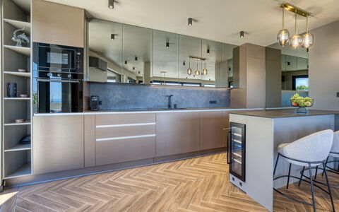 Black Imperium: Indretning, Møbel, Køkken, Gulvbelægning, Countertop, Etage, Cabinetry, Træ, Loft, Lysarmatur