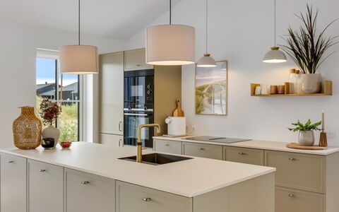 Thorlef - 500M from the Sea: Indretning, Køkken, Gulvbelægning, Møbel, Lysarmatur, Countertop, Loft, Cabinetry, Etage, Køkken Apparat