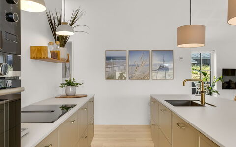 Thorlef - 500M from the Sea: Køkken, Countertop, Gulvbelægning, Indretning, Møbel, Træ, Cabinetry, Etage, Køkken Apparat, Loft