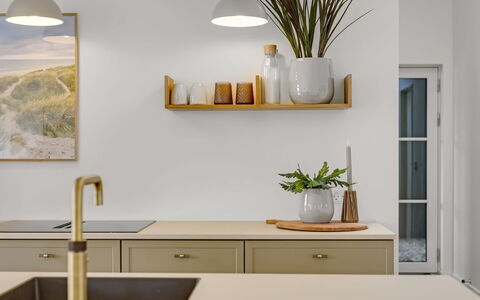 Thorlef - 500M from the Sea: Køkken, Indretning, Bordservice, Countertop, Møbel, Lysarmatur, Belysning, Blomsterkrukke, Cabinetry, Stueplante