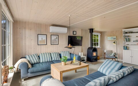 Isabel - 650M from the Sea: Møbel, Indretning, Couch, Gulvbelægning, Træ, Loft, Etage, Stue, Værelse, Hjem