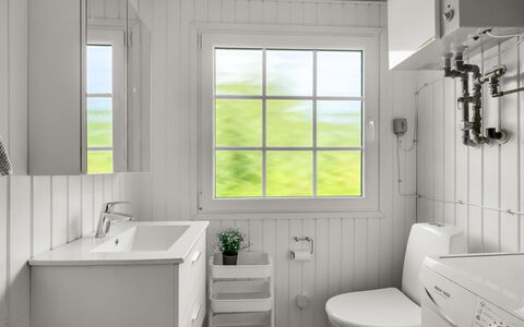 Isabel - 650M from the Sea: Sanitærarmatur, Gulvbelægning, Træ, Etage, Håndvask, Badeværelse, Indretning, Tap, Vvs, Toilet