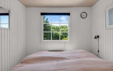 Isabel - 650M from the Sea: Træ, Soveværelse, Gulvbelægning, Etage, Indretning, Sengetøj, Loft, Seng, Sengetøj, Sengetøj