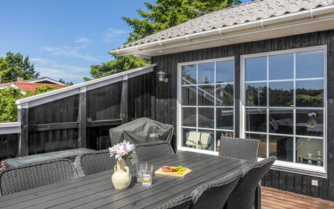 Isabel - 650M from the Sea: Træ, Dør, Hjem, Veranda, Tag, Udendørs Møbler, Dæk, Sidespor, Gårdhave, Sommerhus