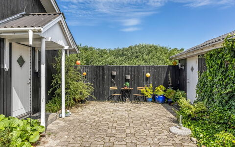 Isabel - 650M from the Sea: Busk, Have, Hjem, Backyard, Bunddække, Dør, Skygge, Landscaping, Gård, Walkway