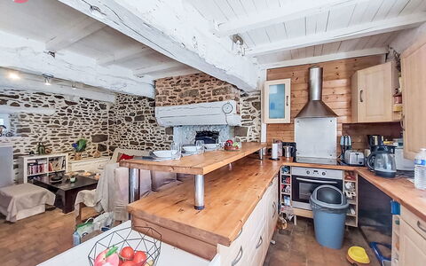 Le Bourg Tressé: Køkken, Møbel, Countertop, Større Bandage, Hjem, Komfur, Køkken Apparat, Loft, Cabinetry, Stol
