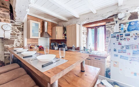 Le Bourg Tressé: Træ, Møbel, Indretning, Køkken, Loft, Køkken & Spisebord, Værelse, Stol, Countertop, Bejdse