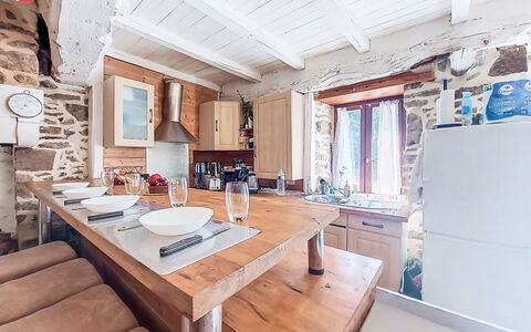 Le Bourg Tressé: Møbel, Træ, Indretning, Køkken, Gulvbelægning, Loft, Etage, Countertop, Værelse, Hjem