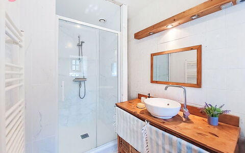 Le Bourg Tressé: Gulvbelægning, Indretning, Sanitærarmatur, Etage, Badeværelse, Træ, Badeværelsesskab, Tap, Loft, Værelse