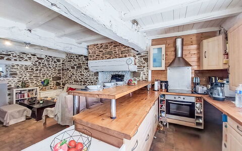 Le Bourg Tressé: Køkken, Møbel, Træ, Countertop, Gulvbelægning, Indretning, Større Bandage, Cabinetry, Etage, Loft
