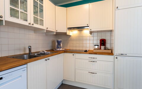 Centrally Located Sea You Again: Cabinetry, Køkken, Køkken Apparat, Countertop, Større Bandage, Indretning, Træ, Gulvbelægning, Skab, Køkkenvask