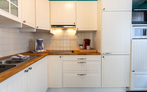 Centrally Located Sea You Again: Køkken, Cabinetry, Køkken Apparat, Større Bandage, Countertop, Træ, Indretning, Køkkenvask, Gulvbelægning, Skab