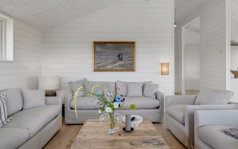 Pia - 350M from the Sea: Gulvbelægning, Møbel, Couch, Indretning, Etage, Stue, Loft, Trægulve, Throw Pillow
