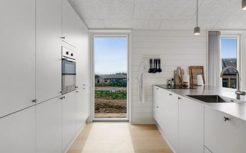 Pia - 350M from the Sea: Gulvbelægning, Træ, Etage, Køkken, Countertop, Kompositmateriale, Trægulve, Flise, Køkken Apparat