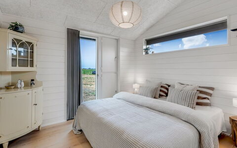 Pia - 350M from the Sea: Loft, Træ, Indretning, Gulvbelægning, Soveværelse, Belysning, Etage, Lysarmatur, Seng, Værelse