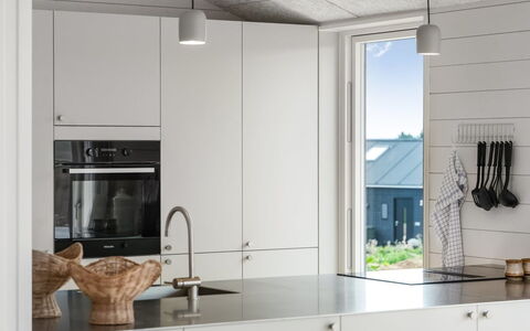 Pia - 350M from the Sea: Køkken, Gulvbelægning, Countertop, Træ, Indretning, Etage, Køkken Apparat, Loft, Lysarmatur, Møbel