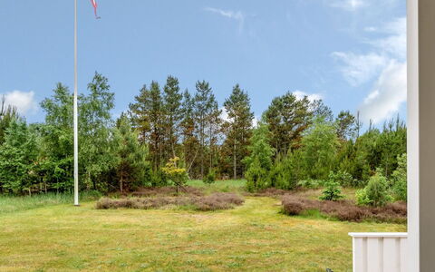 Gudmunda - 300M from the Sea: Grøn, Græs, Vegetationen, Land Lot, Almindeligt, Eng, Lawn, Mark, Pasture, Have