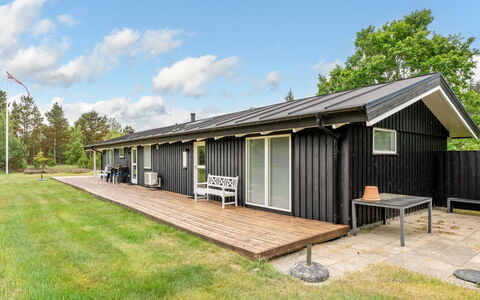 Gudmunda - 300M from the Sea: Hjem, Tag, Hus, Dør, Sommerhus, Skygge, Have, Bunddække, Veranda, Gård
