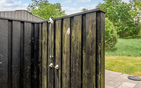 Gudmunda - 300M from the Sea: Hjem, Tag, Hus, Dør, Sommerhus, Skygge, Have, Bunddække, Veranda, Gård