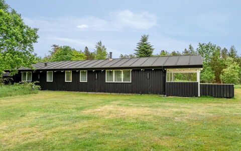 Gudmunda - 300M from the Sea: Hjem, Tag, Hus, Dør, Sommerhus, Skygge, Have, Bunddække, Veranda, Gård