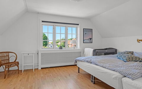 Annagrete - 300M from the Sea: Træ, Hjem, Hus, Loft, Soveværelse, Seng, Sommerhus, Bed Frame, Skydevindue, Hårdttræ