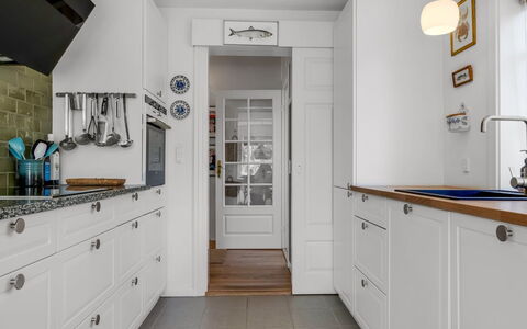 Annagrete - 300M from the Sea: Køkken, Cabinetry, Countertop, Køkken Apparat, Gulvbelægning, Indretning, Større Bandage, Træ, Møbel, Etage