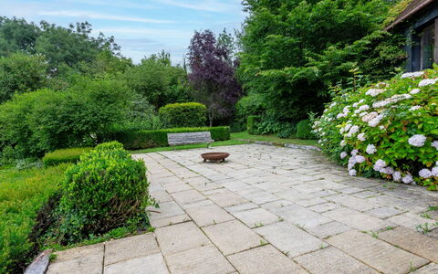 Le Chant D'Azif: Grøn, Have, Busk, Flise, Bunddække, Walkway, Landscaping, Lawn, Botanisk Have