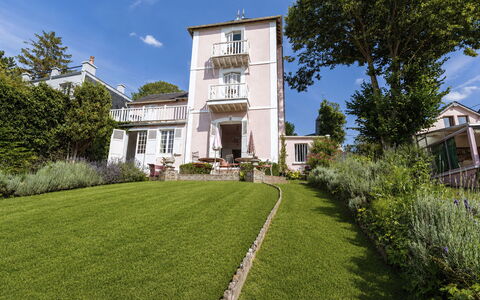 Maison Rose: Boligområde, Busk, Hjem, Hus, Have, Estate, Lawn, Gård, Sommerhus, Landscaping