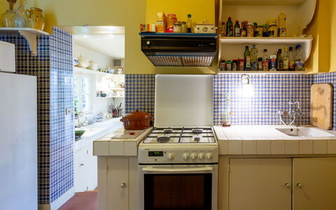 Maison Rose: Køkken Apparat, Køkken, Større Bandage, Countertop, Komfur, Indretning, Komfur, Gaskomfur, Husholdningsapparat, Gulvbelægning