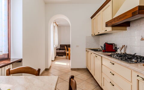Casa Iolanda: Indretning, Gulvbelægning, Træ, Etage, Køkken, Countertop, Værelse, Cabinetry, Loft, Møbel