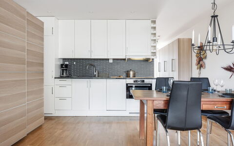 Strandpärlan: Møbel, Køkken, Gulvbelægning, Indretning, Countertop, Trægulve, Cabinetry, Køkken Apparat, Etage, Træ