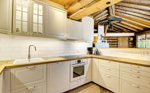 Kaprun 614: Køkken, Countertop, Køkken Apparat, Cabinetry, Gulvbelægning, Indretning, Større Bandage, Træ, Håndvask, Loft