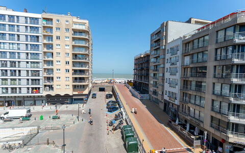 Zeewind Close to the Beach: Møbel, Indretning, Gulvbelægning, Etage, Bord, Træ, Loft, Stol, Værelse, Couch