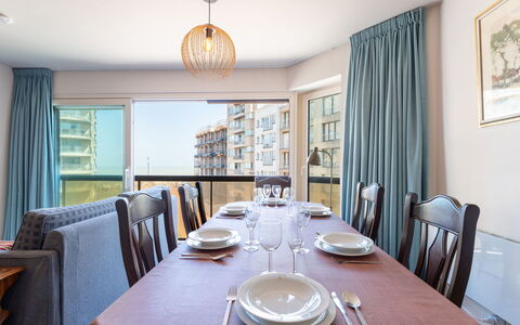 Zeewind Close to the Beach: Møbel, Indretning, Gulvbelægning, Etage, Bord, Træ, Loft, Stol, Værelse, Couch