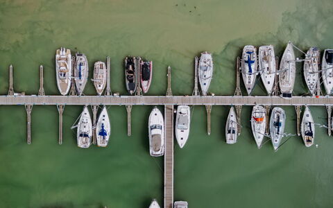 Zeewind Close to the Beach: Møbel, Indretning, Gulvbelægning, Etage, Bord, Træ, Loft, Stol, Værelse, Couch