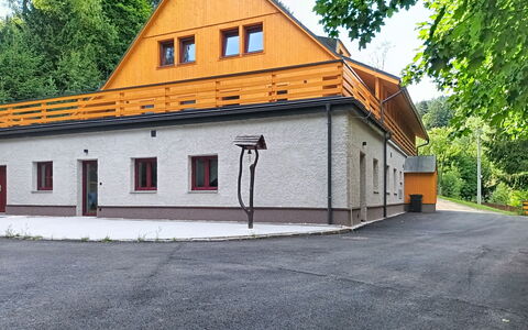 Hraničná: Møbel, Indretning, Gulvbelægning, Etage, Bord, Træ, Loft, Stol, Værelse, Couch