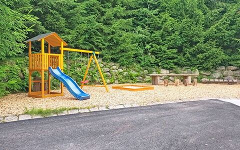 Hraničná: Møbel, Indretning, Gulvbelægning, Etage, Bord, Træ, Loft, Stol, Værelse, Couch