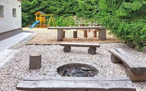 Hraničná: Møbel, Indretning, Gulvbelægning, Etage, Bord, Træ, Loft, Stol, Værelse, Couch