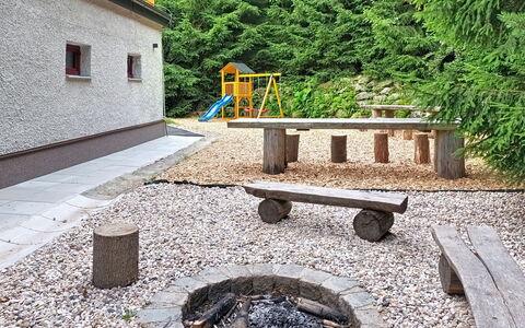 Hraničná: Møbel, Indretning, Gulvbelægning, Etage, Bord, Træ, Loft, Stol, Værelse, Couch