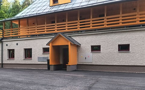 Hraničná: Møbel, Indretning, Gulvbelægning, Etage, Bord, Træ, Loft, Stol, Værelse, Couch