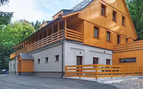 Hraničná: Møbel, Indretning, Gulvbelægning, Etage, Bord, Træ, Loft, Stol, Værelse, Couch