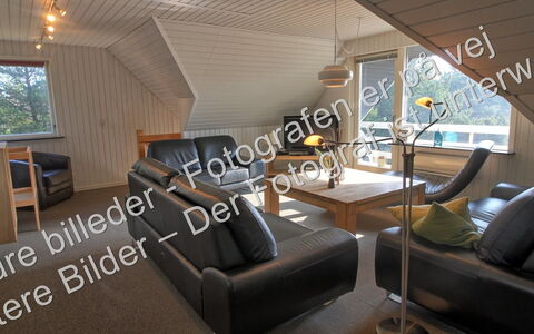 Gyrth - 2.8Km from the Sea: Møbel, Indretning, Gulvbelægning, Etage, Bord, Træ, Loft, Stol, Værelse, Couch