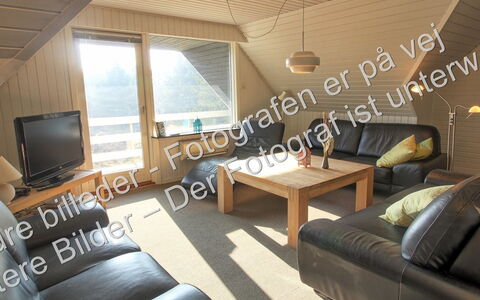 Gyrth - 2.8Km from the Sea: Møbel, Indretning, Gulvbelægning, Etage, Bord, Træ, Loft, Stol, Værelse, Couch