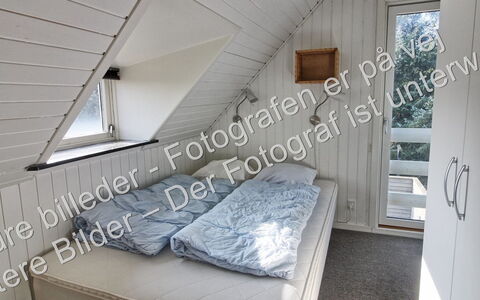 Gyrth - 2.8Km from the Sea: Møbel, Indretning, Gulvbelægning, Etage, Bord, Træ, Loft, Stol, Værelse, Couch