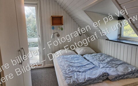 Gyrth - 2.8Km from the Sea: Møbel, Indretning, Gulvbelægning, Etage, Bord, Træ, Loft, Stol, Værelse, Couch